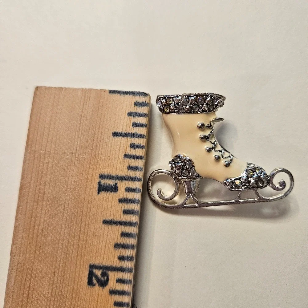VTG‎ Ice Skate Brooch Rhinestone Enamel Winter Christmas Pin Silver Tone 1950s